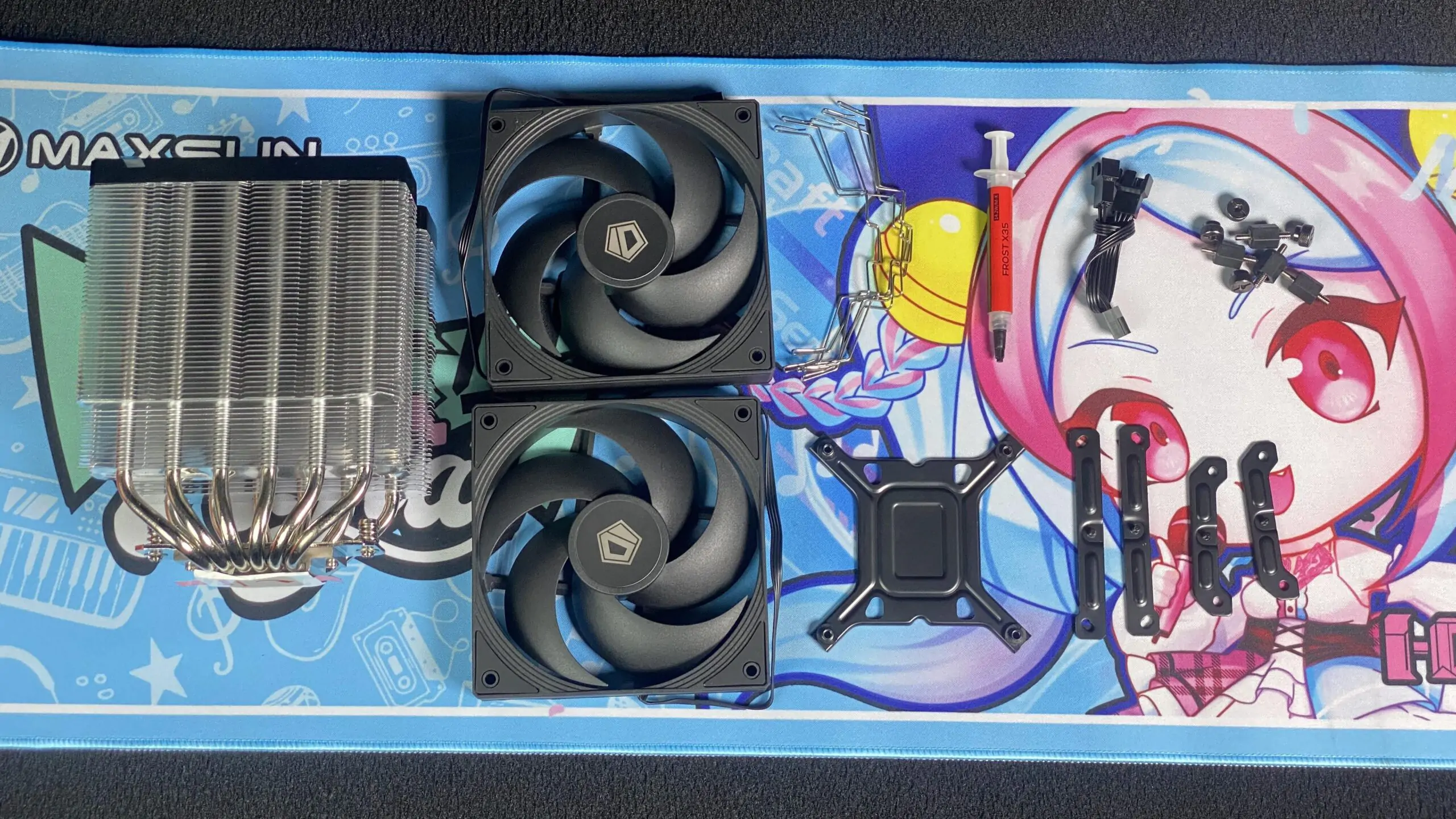 all the contents of box and cooler disassembled and put over a mousepad